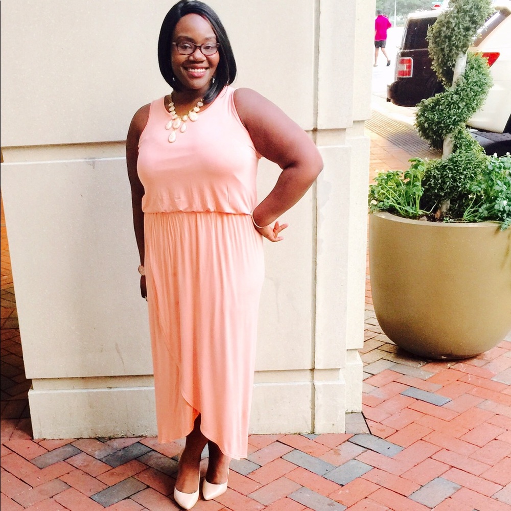 👗 Cute flowy peach maxi dress with front spilt👗